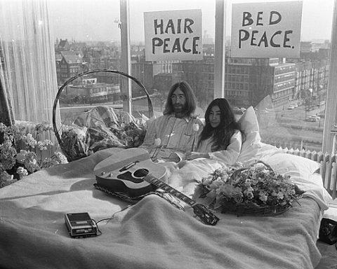 bed in John Lennon e Yoko Ono