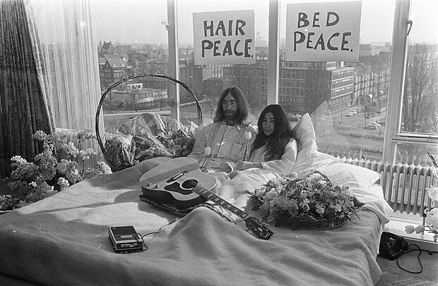 bed in John Lennon e Yoko Ono